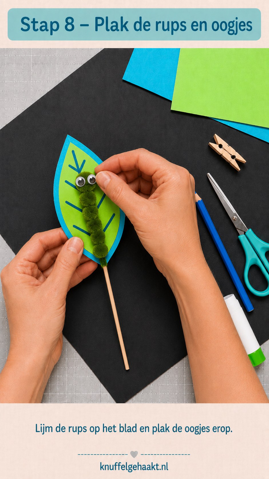 Groene rups en wiebelogen worden op het blad geplakt in de voorlaatste stap van de rupsknutsel