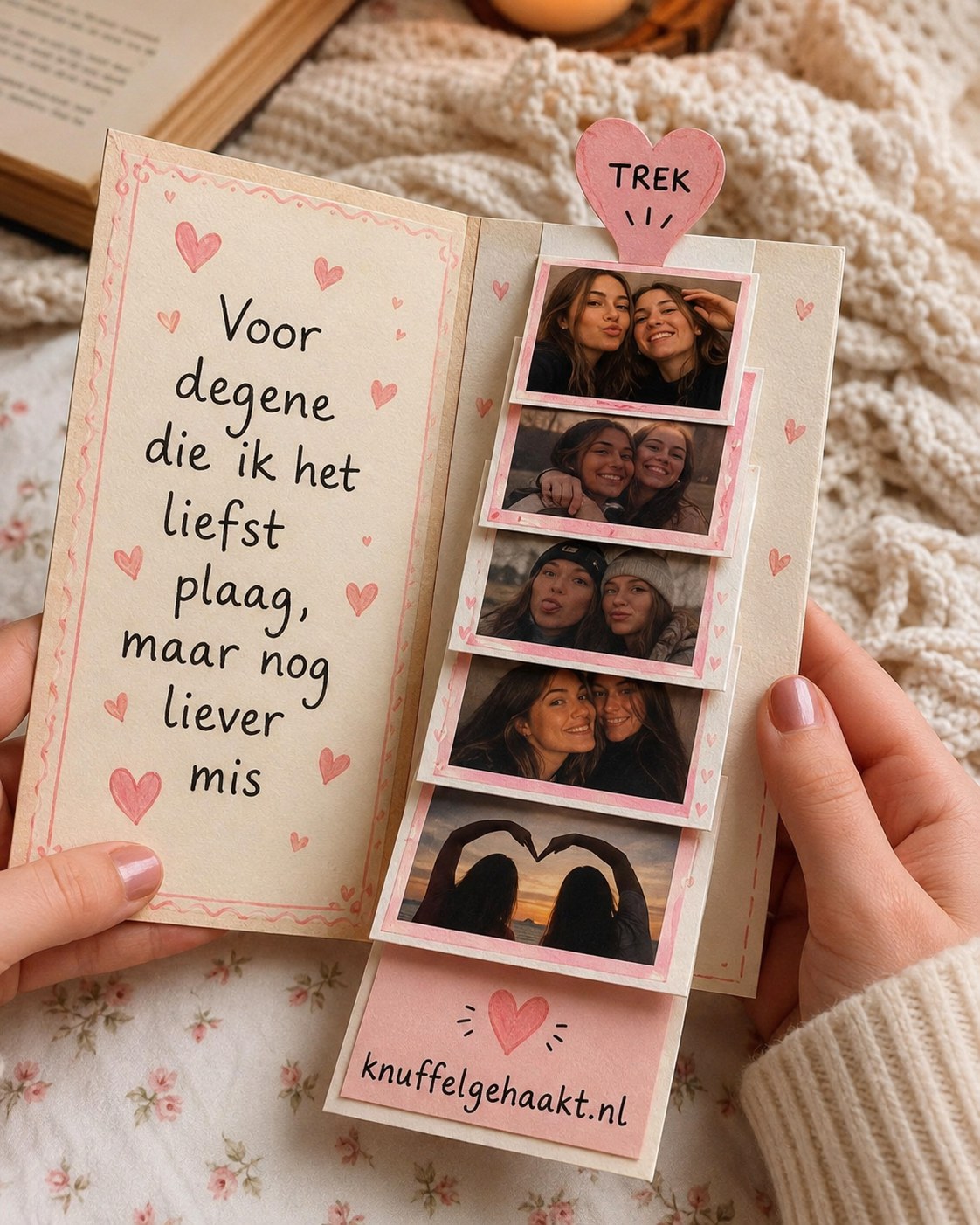 Trekmechaniek met uitschuifbare fotostrip als speels scrapbook idee voor je beste vriendin