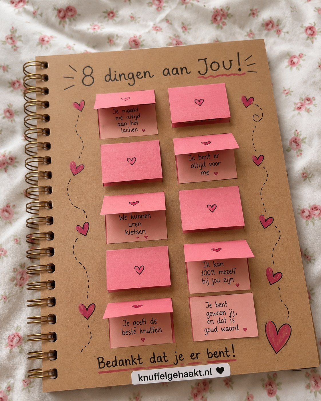 Roze post-it flappen met verstopte boodschappen, een goedkoop scrapbook idee voor beste vriendin