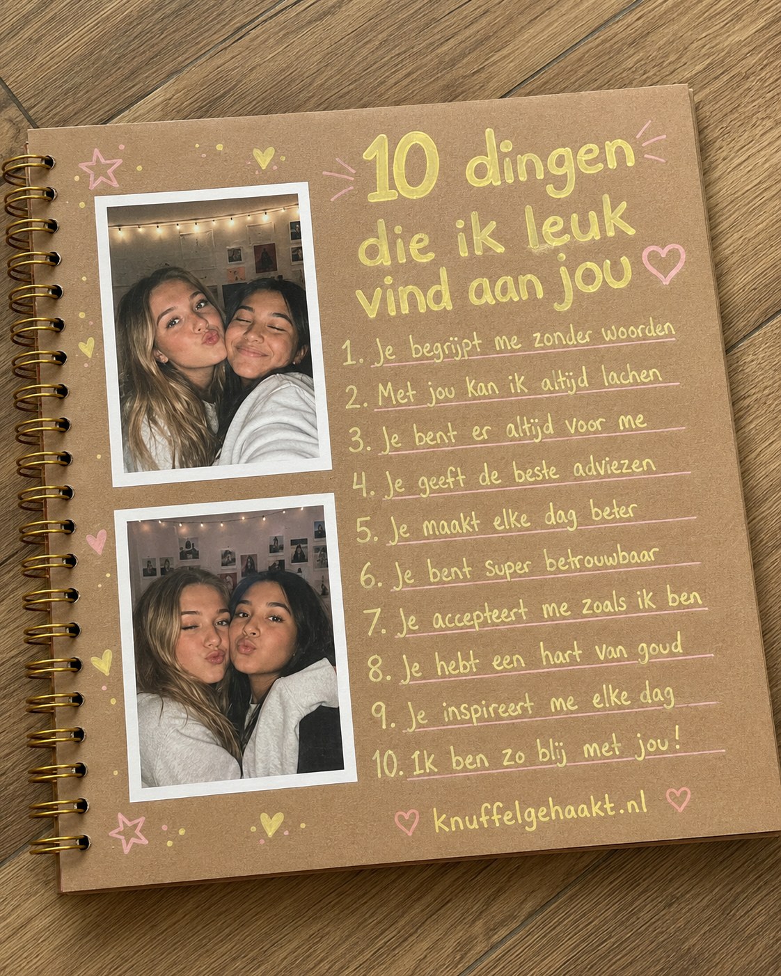Kraftpapieren scrapbookpagina met tien genummerde redenen, een van de scrapbook ideeën beste vriendin
