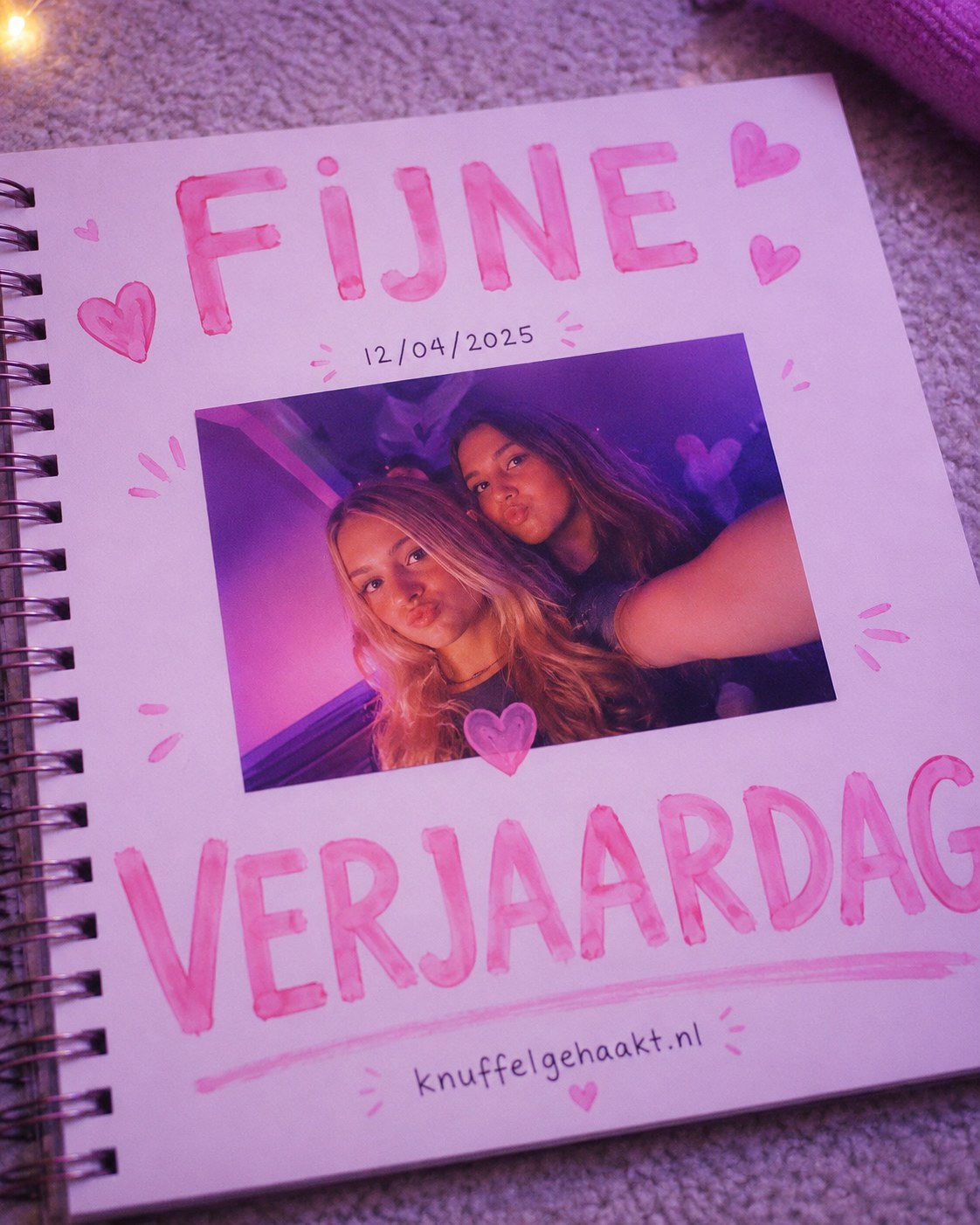 Roze scrapbookpagina met bubbelletters Fijne Verjaardag als voorbeeld van scrapbook ideeën beste vriendin