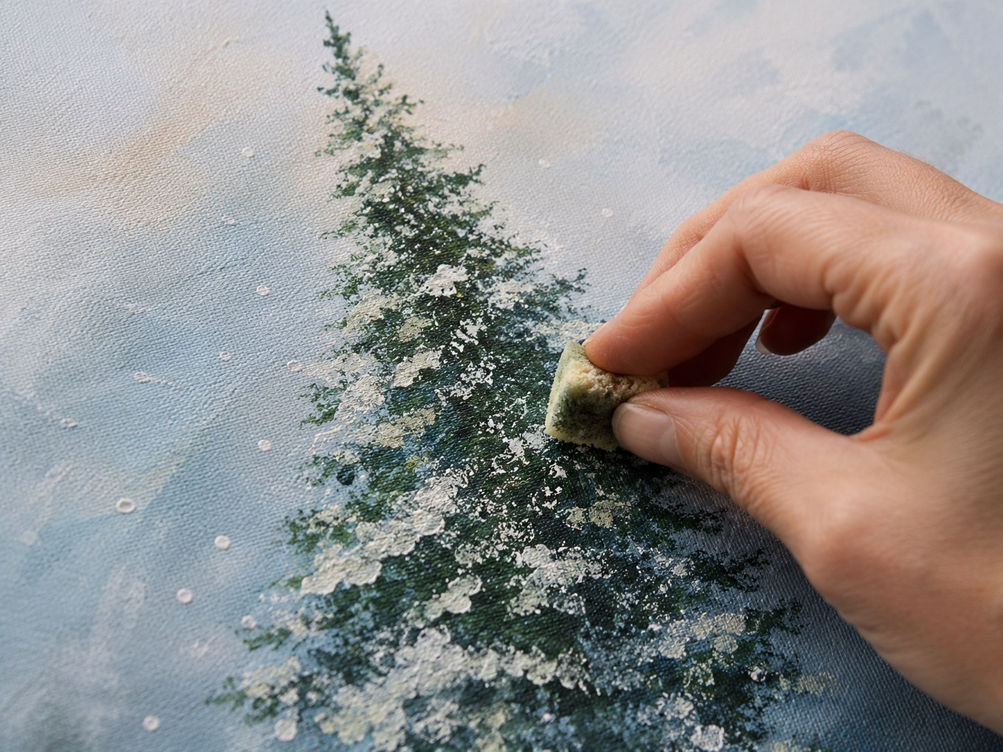 Sponsje maakt gestructureerde kerstboom op canvas